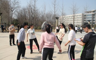 有这么多人踢足球吗，有这么多人踢足球吗英语