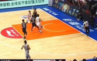 足球侧后方撞人犯规吗，足球侧后方撞人犯规吗视频